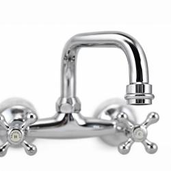heritage_ascot_tip_spout_chrome_blur_shot