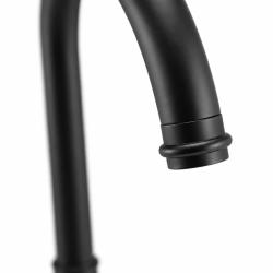 manor_black_macro_spout