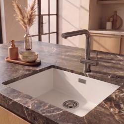 Pure.Sink Eternal Кварцова бяла мивка 50x40 см за вграждане в плот и под плот с автоматичен запушалка в цвят „Gun metal“