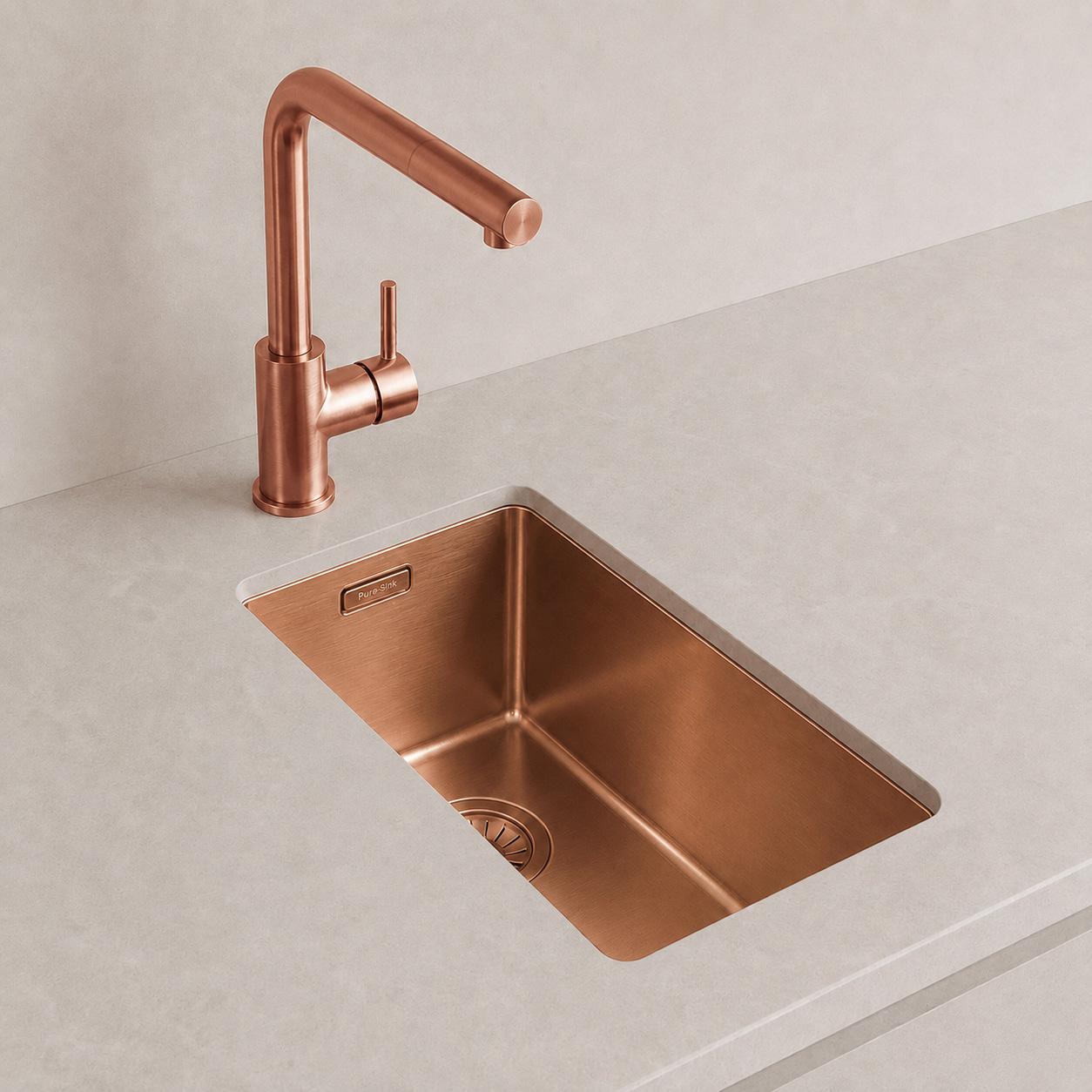 Pure.Sink Comfort Piccolo lavello in acciaio inossidabile 18x40 cm finitura rame rosato PVD raggio 10 mm montaggio sotto piano a filo piano e incasso a filo piano PCM1840-62