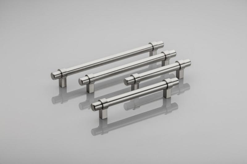 Stalen handgreep TRIEST C=96 mm geborsteld staal - zamak-pootjes 1208965374 - Set van 4