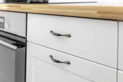Χειρολαβή Zamak CAMAIO C=128mm μαύρο χρώμιο 1208965927 - Σετ 6